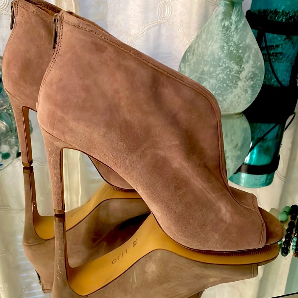 🥰 GILI tan suede peep toe shooties. 9.5. NWOT. Pristine preloved condition. - Picture 2 of 7